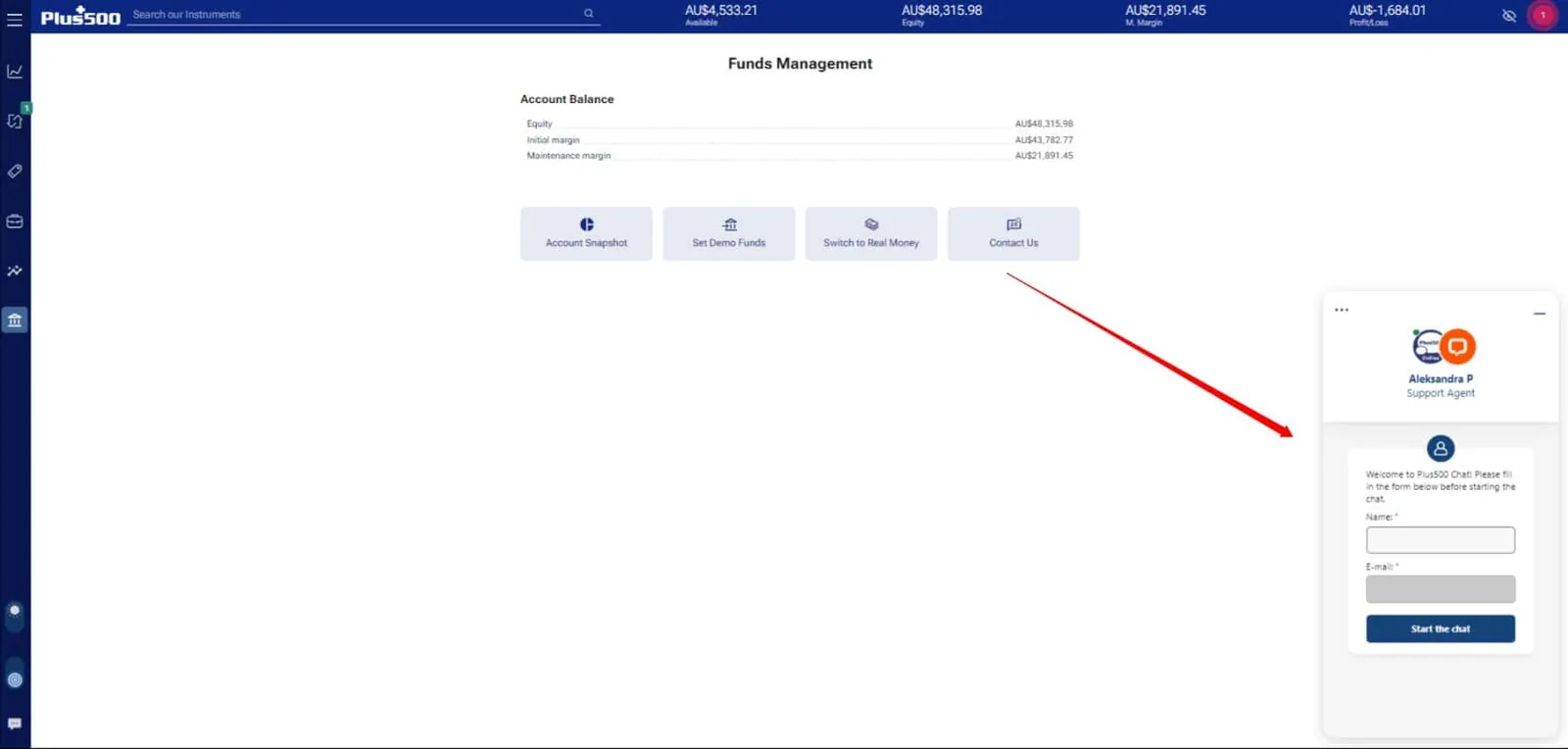 Plus500 funds management screen with the live chat support window open